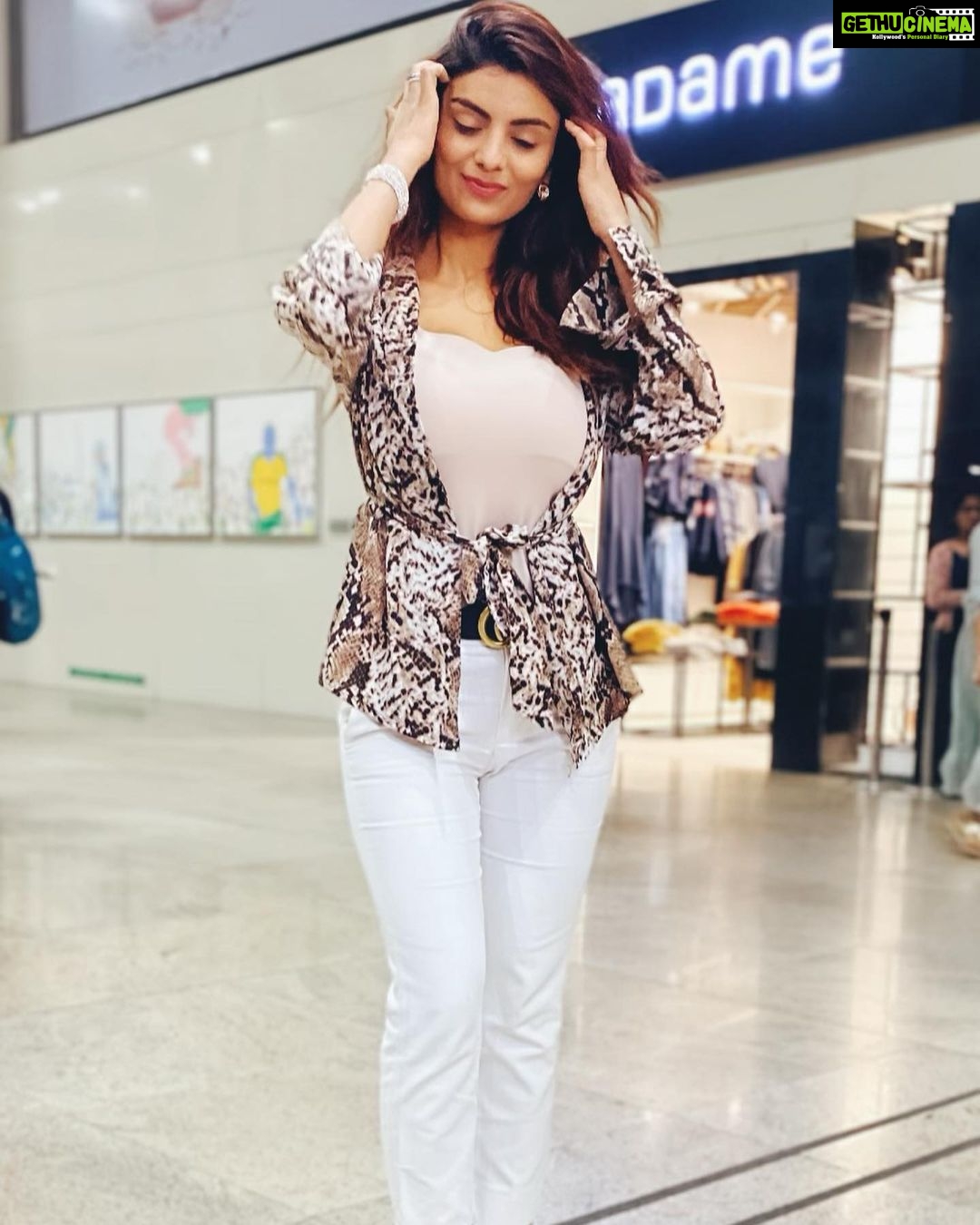 Anveshi Jain Instagram - See you my favourite #ahmedabad ❤️ #airportlook#anveshijain Mumbai Airport