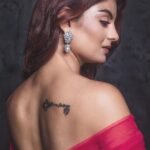 Anveshi Jain Instagram - इस जग में जितने ज़ुल्म नहीं ,उतने सहने की आदत है .. तानो के भी शोर में रहकर सच कहने की आदत है .. झुक -झुक कर सीधा खड़ी हुई , अब फिर झुकने का शौक़ नहीं .. अपने ही हाथो रचा स्वयं ,तुमसे मिटने का ख़ौफ़ नहीं ... तुम हालातोंकी मिट्टी में जब जब मुझको झोंकोगे ,तब तप कर सोना बनूँगी में.. तुम कब तक मुझको रोकोगे , तुम कब तक मुझको रोकोगे ।। क्रेडिट्स- @amitabhbachchan Thank you for existing ! Mumbai, Maharashtra