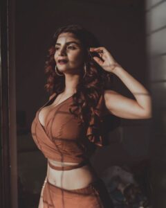 Anveshi Jain Instagram - Surprise ♥️ Photographer @pavansoni_photography Hair Make-up @divyas_mua Photography Team @pavansoni_photography @realsachinsn @dhirajbachhav @laltain_wala