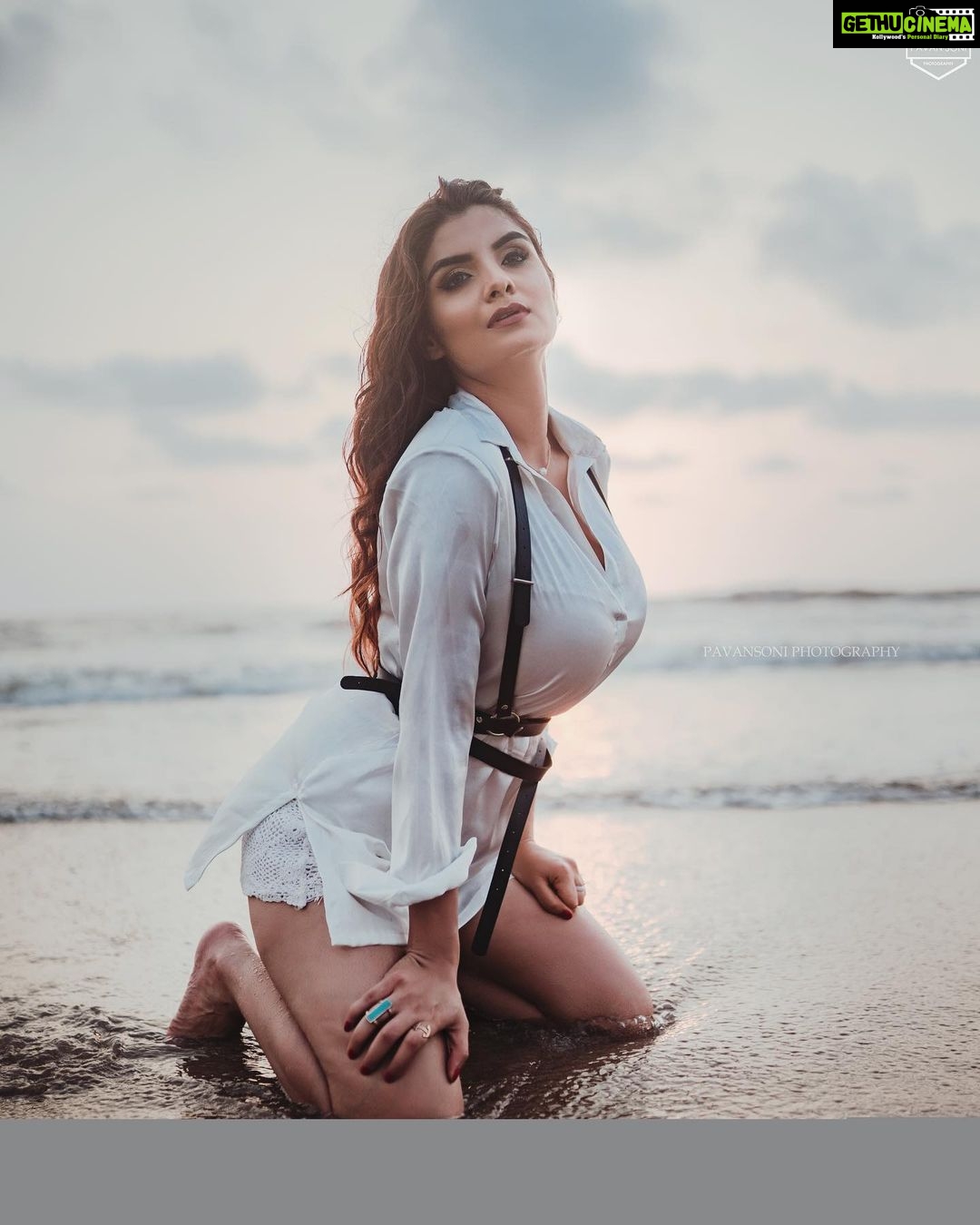Anveshi Jain Instagram - Your perception of me is a reflection of you My reaction to you is an awareness of me . Styled by- @vasundhara.joshi Photographer @pavansoni_photography Hair Make-up @divyas_mua Photography Team @pavansoni_photography @realsachinsn @dhirajbachhav @laltain_wala Mumbai, Maharashtra