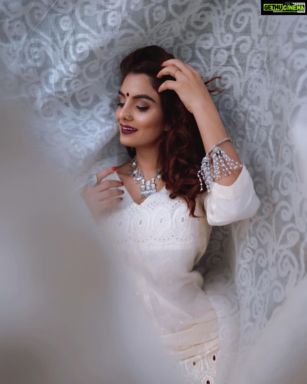 Anveshi Jain Instagram - ताउम्र बस एक ही बात याद रखिये , इश्क़ और इबादत मैं नीयत साफ़ रखिये । Hair Make-up @divyas_mua #trendingontwitter #anveshijain #gratefuldead #love #you #loveyou #instagram #ootd #picoftheday #blessed #humbled #beyond #words Mumbai, Maharashtra