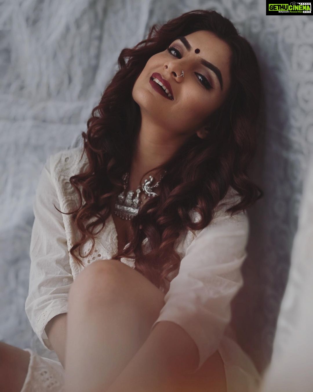 Anveshi Jain Instagram - मुस्कुराते चेहरे , राज़ गहरे । Concept & Styled by - @vasundhara.joshi Hair Make-up @divyas_mua Choreographed by - @bishu09 Photography Team @pavansoni_photography @realsachinsn @dhirajbachhav @laltain_wala