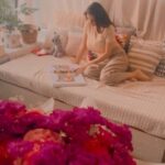 Anveshi Jain Instagram - This is another version I recorded for “Raataan lambiyaan “.. a simple one ❤️my personal favourite! #throwbackmemories #throwback #raataanlambiyan #love #singing #home #goodvibes India