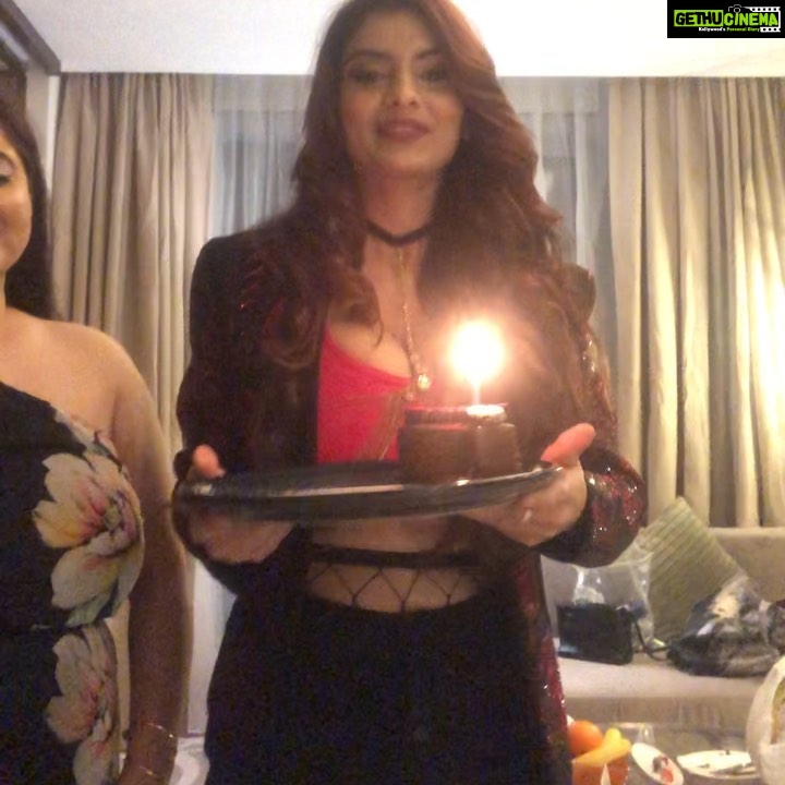 Anveshi Jain Instagram - ♥️♥️♥️And we are celebrating you my 1 million people . You know that I love you and I wish you were here 🎀! Thank you @soar_dxb and @sj_makeupartistry for making it special @kanksha_08 I missed you ! #love #loveyou #anveshijain #instagram Hilton Dubai Al Habtoor City