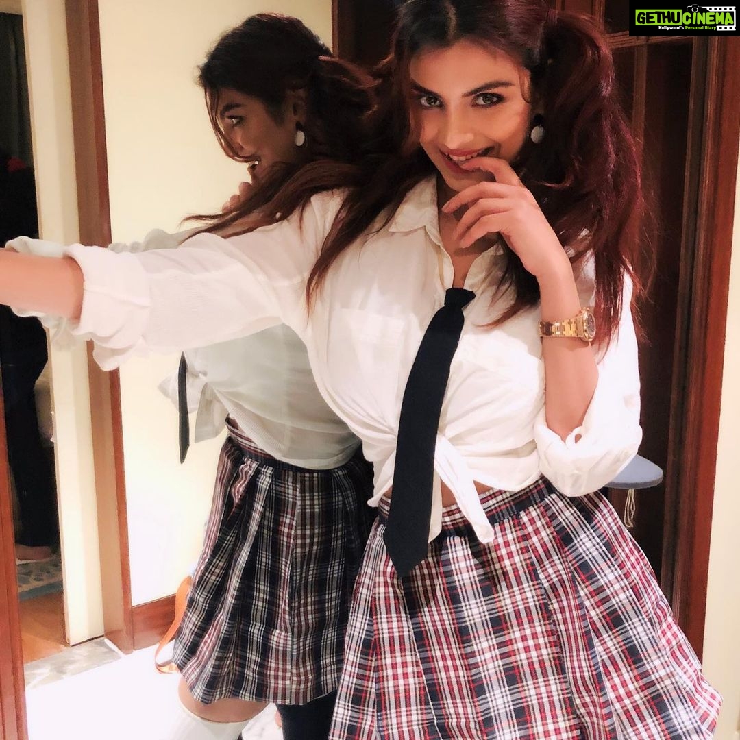 Anveshi Jain Instagram - Back to school !!!! Episode Releasing tonite ! Link in the bio .@anveshi25 @anveshi.jain Styled by - @vasundhara.joshi ITC Grand Maratha