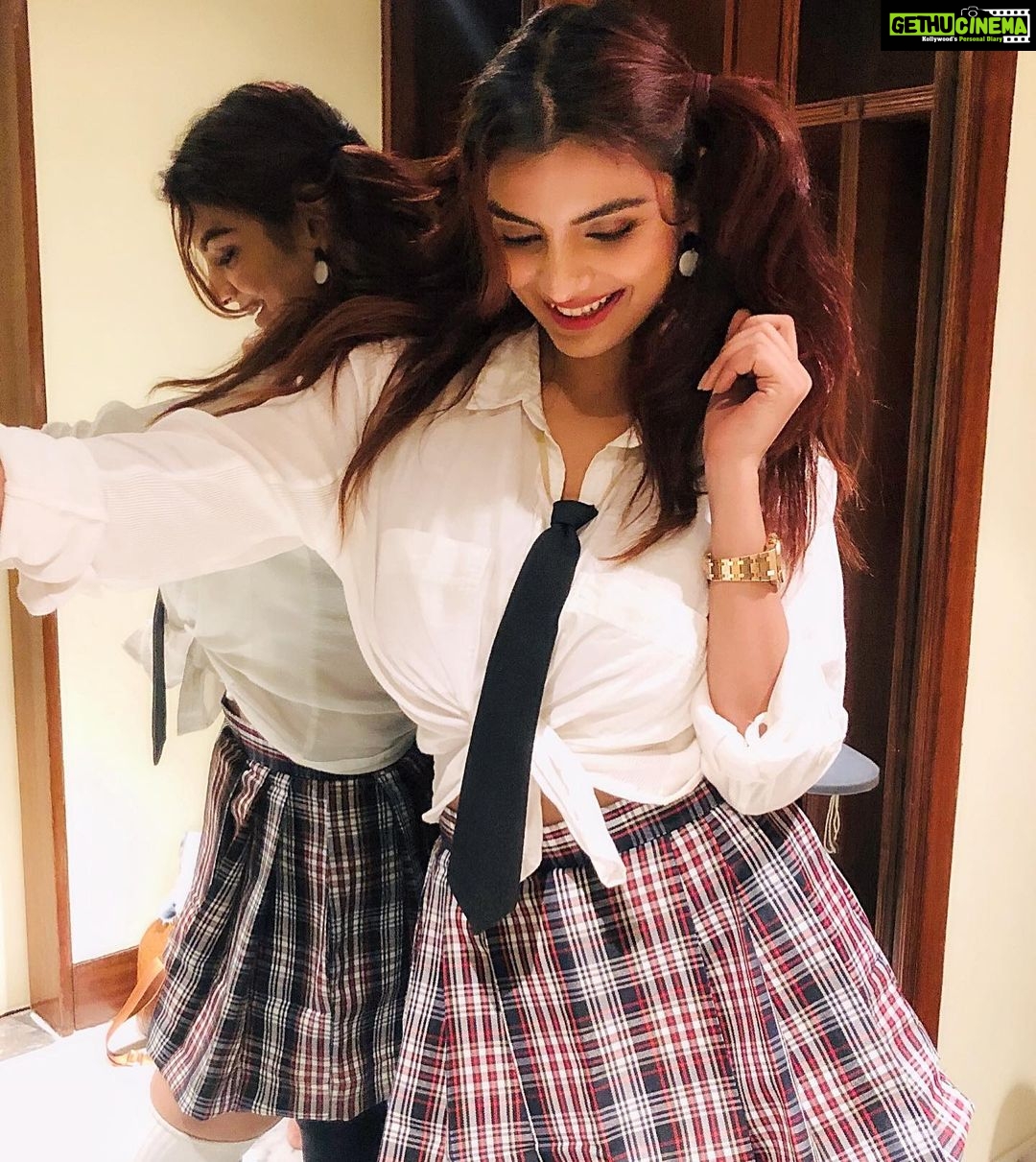 Anveshi Jain Instagram - Back to school !!!! Episode Releasing tonite ! Link in the bio .@anveshi25 @anveshi.jain Styled by - @vasundhara.joshi ITC Grand Maratha