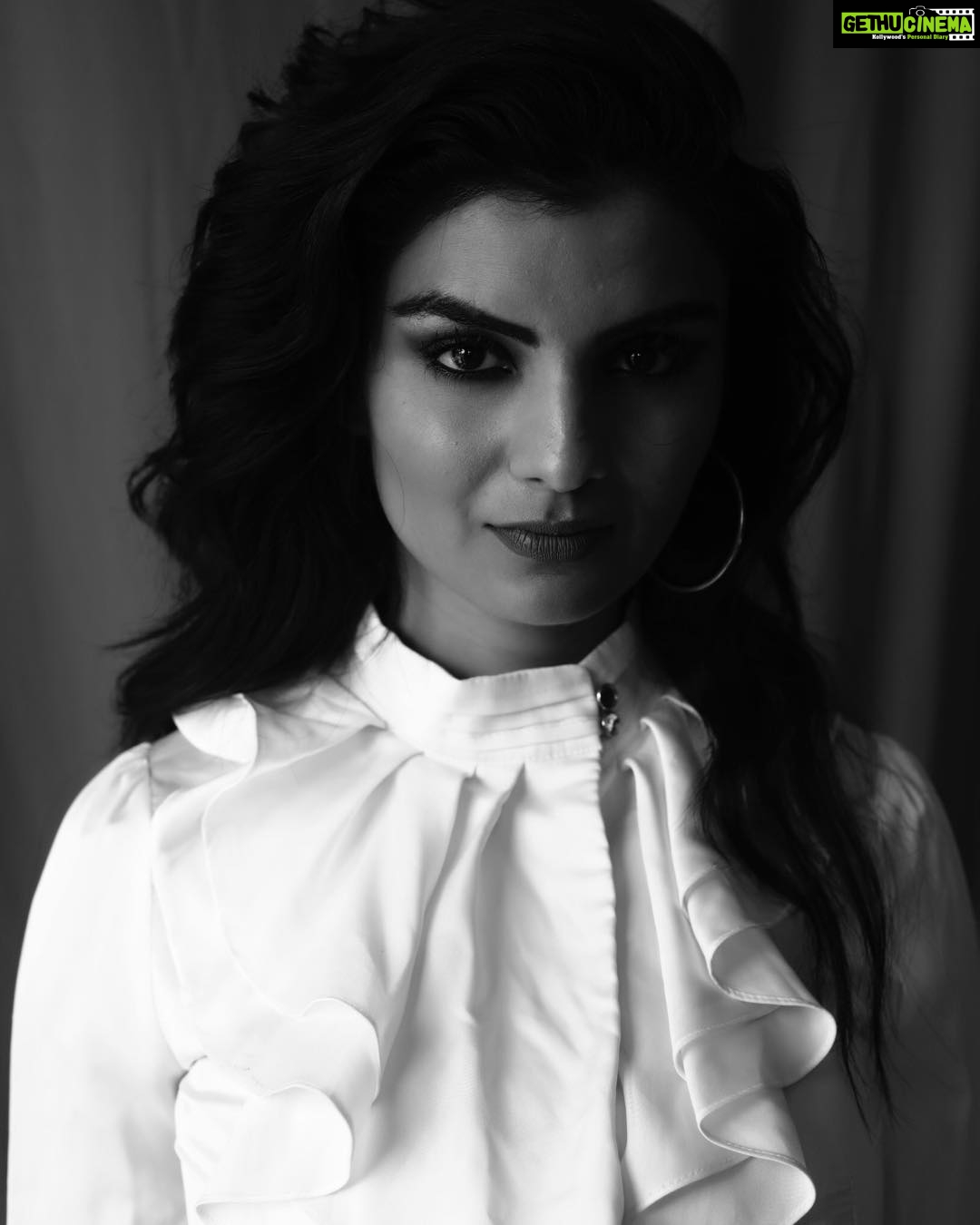 Anveshi Jain Instagram - Be that woman you needed as a girl . Shot by -@pranjal_kjain #love #loveyourself #instagram #picoftheday #blackandwhite #photoshoot #photography #thankful Mumbai, Maharashtra