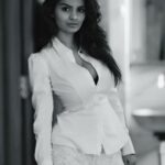 Anveshi Jain Instagram – I have to be won all over again every time you see me !

#illustration #lovequotes #love #blackandwhite #curvy #body #workout #picoftheday #instagram #anveshijain #anveshijainapp 
Shot by @niteshsquare Mumbai, Maharashtra