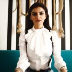 Anveshi Jain Instagram - “I Never trust anyone whose Tv is bigger than their bookshelf. #illustration #potraitphotography #love #loveyou #anveshijain Makeup by @priyanka.p.sethia Shot by @pranjal_kjain Mumbai, Maharashtra