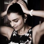 Anveshi Jain Instagram - I am such a fan of gadgets specially these new @zebronics wireless headphones ,they are called “Zeb-peace “. They are so cool to flaunt and they sound amazing . #zebpeace #zebronics #anveshi #anveshijain #loveyou #headphones #wirelessheadphones #black Make up by - @priyanka.p.sethia Shot by -@pranjal_kjain Mumbai, Maharashtra