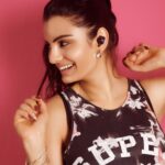 Anveshi Jain Instagram - I am such a fan of gadgets specially these new @zebronics wireless headphones ,they are called “Zeb-peace “. They are so cool to flaunt and they sound amazing . #zebpeace #zebronics #anveshi #anveshijain #loveyou #headphones #wirelessheadphones #black Make up by - @priyanka.p.sethia Shot by -@pranjal_kjain Mumbai, Maharashtra