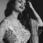 Anveshi Jain Instagram - “सीख के गया वो मोहब्बत मुझसे , अब जिससे भी करेगा बेंतहा करेगा ।। “ @शॉट by - @niteshsquare #picoftheday #instagram #anveshijain #love #lovequotes #blessed #photooftheday #life #instadaily #blackandwhite #me #photography #photo #indian #woman #instagood Mumbai, Maharashtra