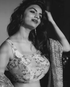 Anveshi Jain Instagram - “सीख के गया वो मोहब्बत मुझसे , अब जिससे भी करेगा बेंतहा करेगा ।। “ @शॉट by - @niteshsquare #picoftheday #instagram #anveshijain #love #lovequotes #blessed #photooftheday #life #instadaily #blackandwhite #me #photography #photo #indian #woman #instagood Mumbai, Maharashtra