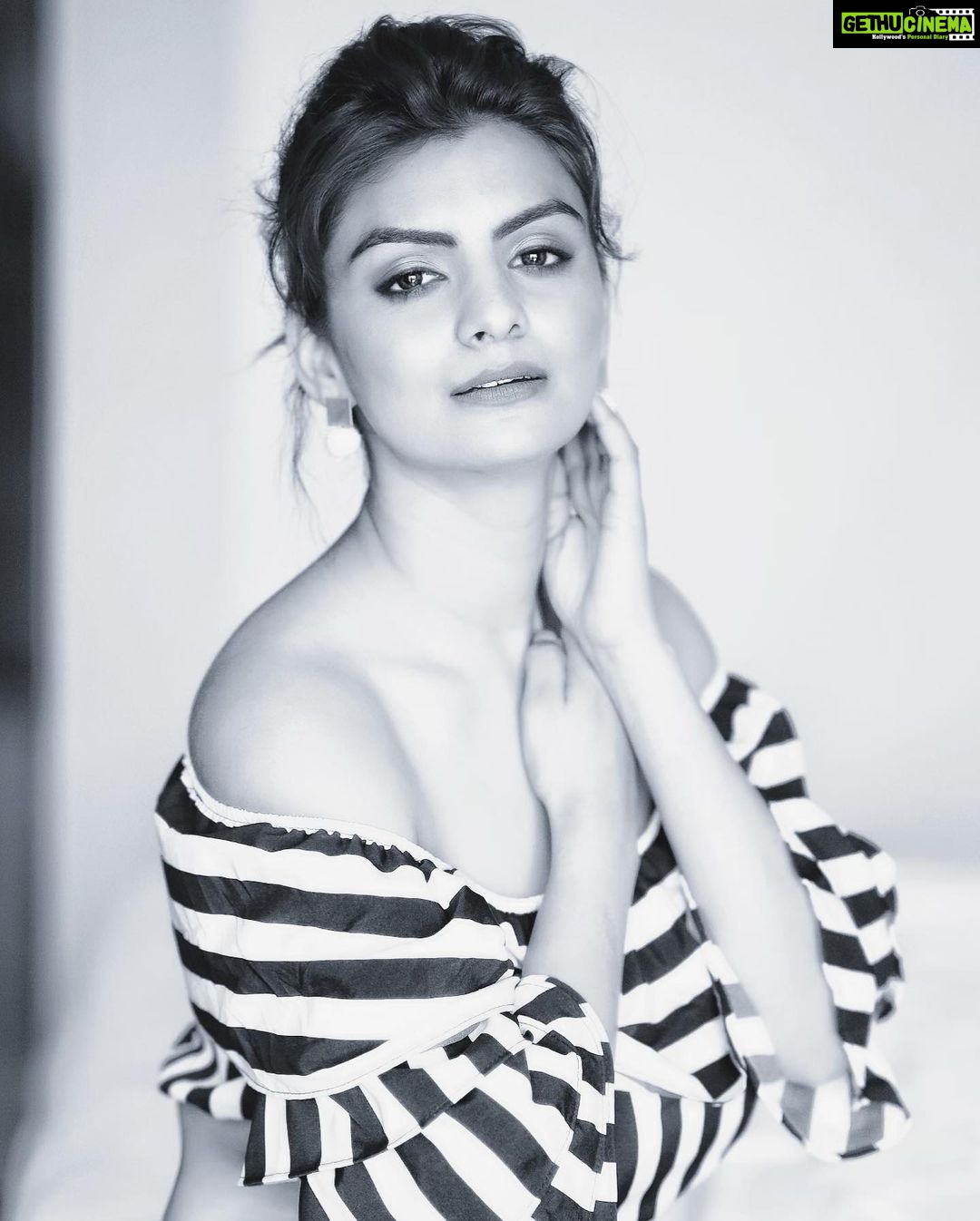 Anveshi Jain Instagram - Psychologically whenever you a pictures with hands close to the face ,it gives a subconscious signal of person being trustworthy and super attractive . I made a video on attractive hand gestures & body language link in the bio . #psychologyfacts #humanbehaviour#interestingfacts #love #photoshoot #instagram #insta #picoftheday #anveshijain