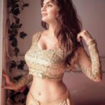 Anveshi Jain Instagram - कहानी किस्स्से ठीक है ग़ज़ल तो बस अदब की है तुम पसंद भी बेंइतहा हो तुमसे नफ़रत भी ग़ज़ब की है ।। मुझे ये पिक्चर बेहद पसंद है । थैंक यू @niteshsquare । आप कहानियाँ बनाते है फ़्रेम में।#back #throwbackthursday #anveshijain #anveshi #love #picoftheday #dreams #beige #fitness #curvy #indian #woman #blessed #grateful #instagram #instagood #live #new #post Mumbai, Maharashtra