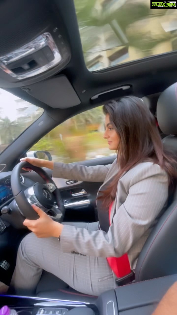 Anveshi Jain - 342.7K Likes - 3 things I realised about driving
1. Itās a form of trance where I can just be with my thoughts .
2. I love honking on turns š
3. I would not call myself a good driver . If u really sit next to me .. u must really love me to risk ur life š