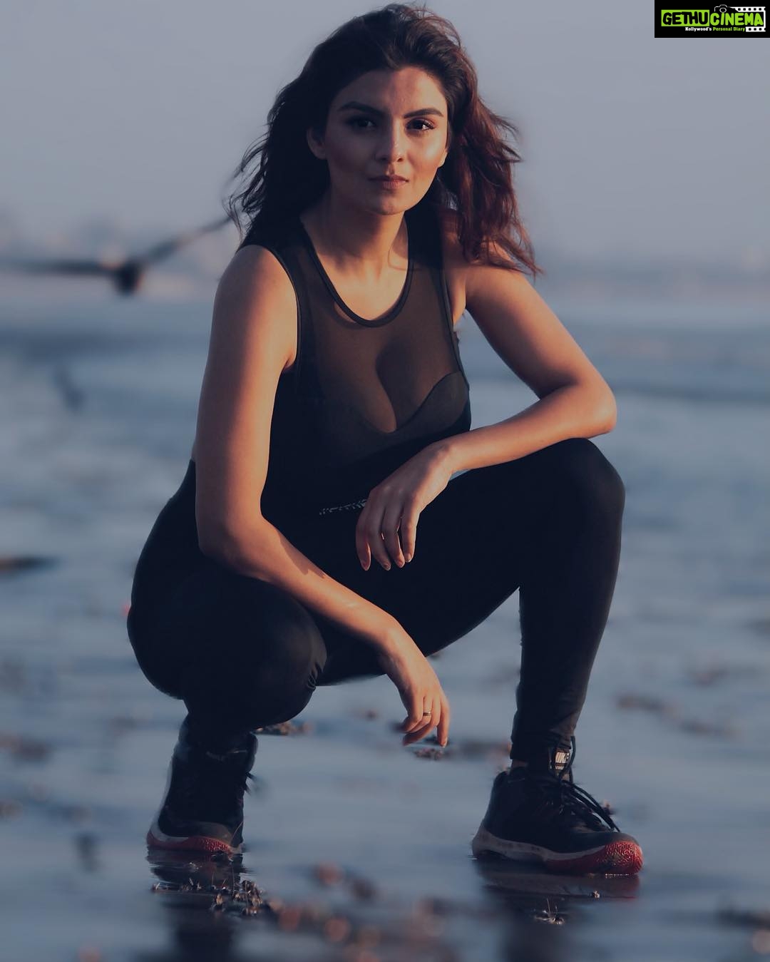 Anveshi Jain Instagram - Just in case no one has told you today- GOOD MORNING I BELIEVE IN YOU YOU ARE DOING THE BEST YOU CAN ! 😉 #fitnessmotivation #fitness #love #fitnessgirl #gym #workout #beach #body #curvy #bodybuilding #bodytransformation Ahmedabad, India