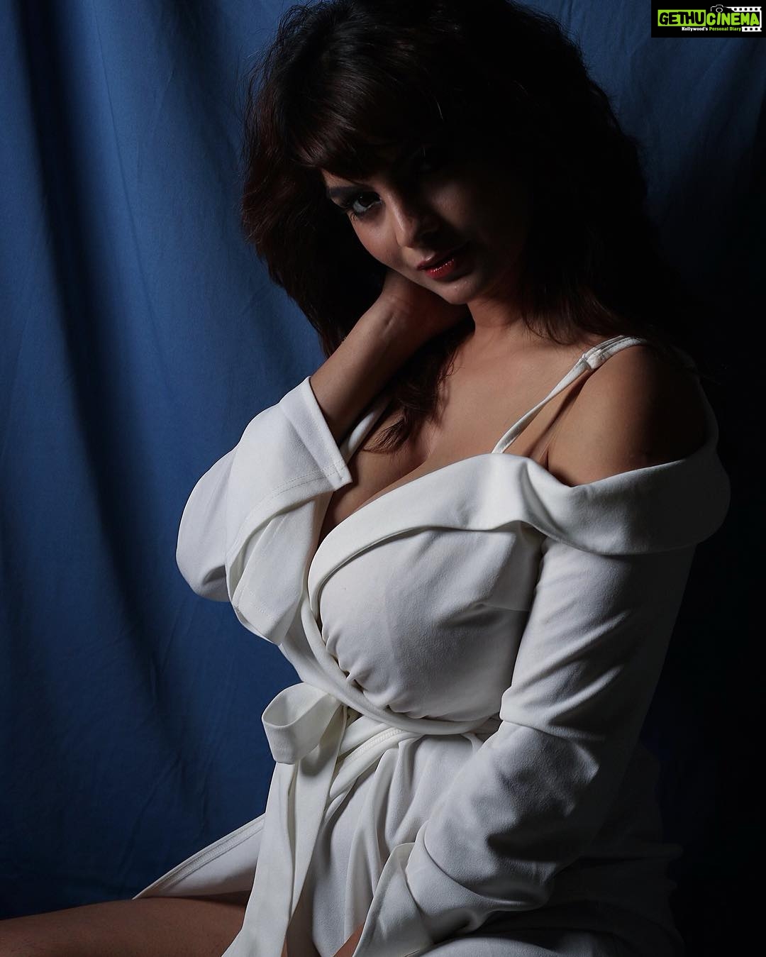 Anveshi Jain Instagram - इन आँखों की मस्ती के .... #photoftheday #photoshoot #prakshjainn#blue #you #love #instagram #instagood #k #girl #work #anveshijain #singer #newsong #comingsoon Mumbai, Maharashtra