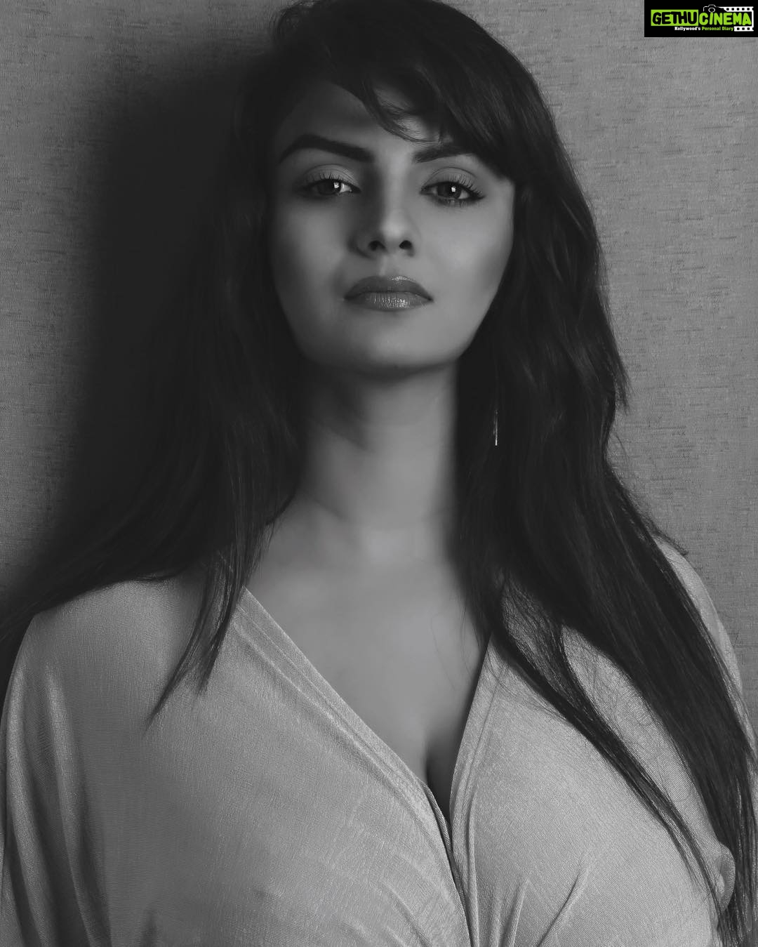 Anveshi Jain Instagram - Shot by-@adityagram1 This post is for those who will again post something about “boobs in their special english “ . It’s a part of everyday routine☺️to read and laugh at comment section and putting them straight away to spam and report the profiles . I couldn’t care less about jerks following me .it’s always about classes than masses for me. Reaching to 1 lac 70 thousand followers today from 18000 in less than a month organically is already a magic,my friends don’t want to believe so I don’t mind blocking any number of silly comments/profile . thanks to some adult Instagram pages and irrelevant fake accounts . I am FLATTERED that i am always a trending topic in their life . I feel you -you need to talk about me to get attention because if you spoke about yourself,nobody would give a damn. I also understand why you are angry or desperate because the truth i speak contradicts the lie you live . I respect you for all that you are ,just that not on my wall. Think twice!! On the other hand There are so many awesome people whose comments,accounts and mail i keep sharing . I call them my friends. Anyone’s who has been kind enough to say kind words,i am yours . Protect me from haters🙈#iloveyou #anveshijain #do #not #tolerate #badbehaviour