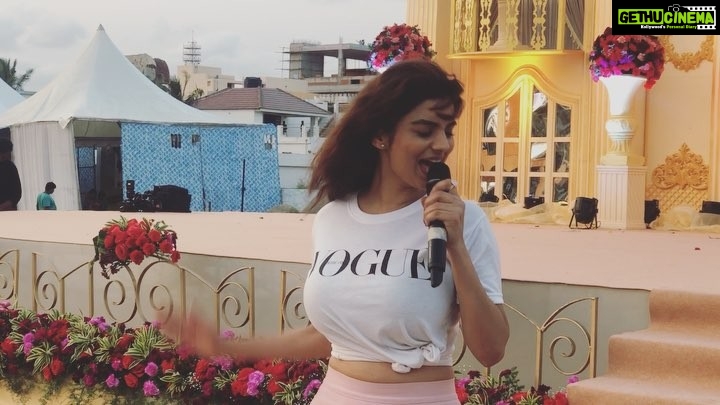 Anveshi Jain Instagram - Sound check next to the sea in this beautiful property in Chennai ! Decor by @udi.capri . #weddings #singer #love #events #shows #mc #anveshijain VGP Golden Beach Resort