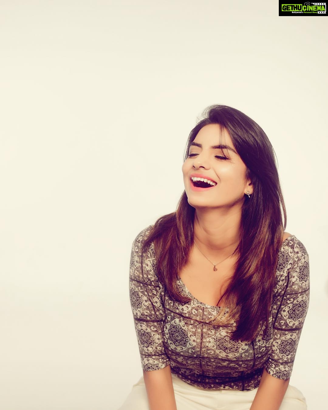 Anveshi Jain Instagram - Smile ...it improves your face value ,laughing out loud makes it even better. #laugh#often #love #more #instagram #insta #picoftheday #anveshijain #singer #performer Mumbai, Maharashtra