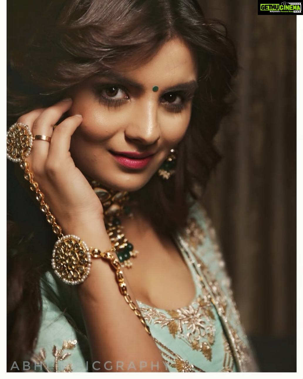 Anveshi Jain Instagram - Styled by @ginifashionofficial Captured by :- @abhis_picgraphy HMUA :- @makeup_preet Garments :- @voheras_the_designer_studio Jewellery :- @vrushank.ginifashion Ahemdabad, Vadodra, Surat, Gujrat.