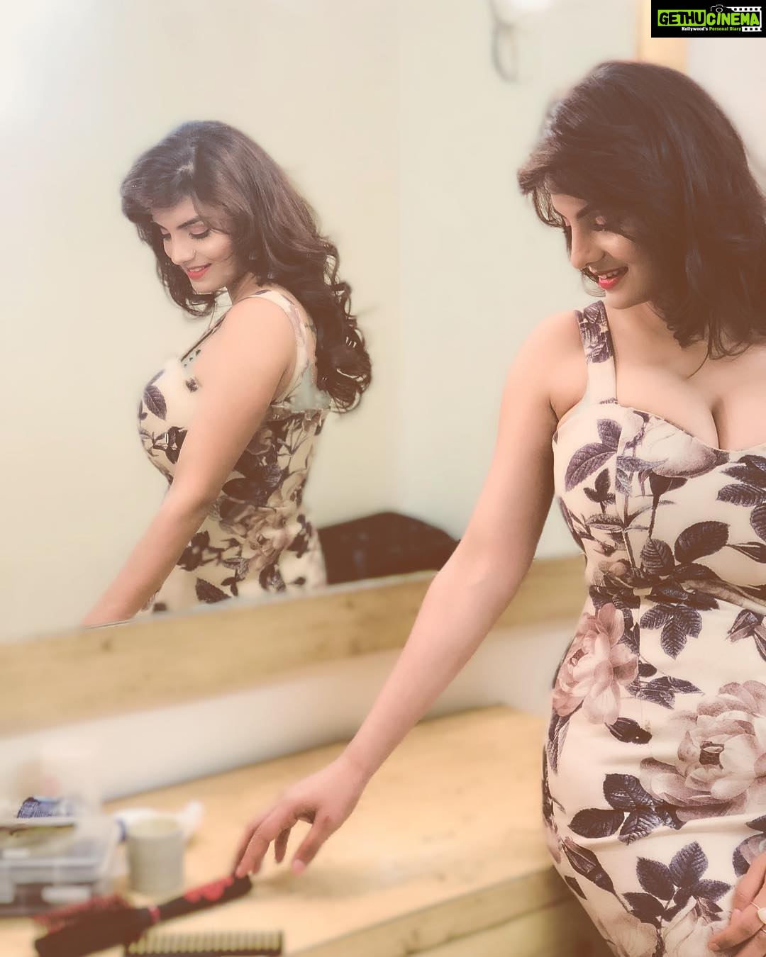 Anveshi Jain Instagram - मुझे चाहिए कोई बिलकुल मेरे ही जैसा किसी बेहतर से मेरी बनती ही नहीं है । #word #instagood #love#likeme #goals #instagram #ootd #me #curvy #curvywoman #blackandwhite #beige #model #singer #actress #anchor #coach #motivation #likeforlikes #instapic #instafashion #photooftheday Endemol Shine India