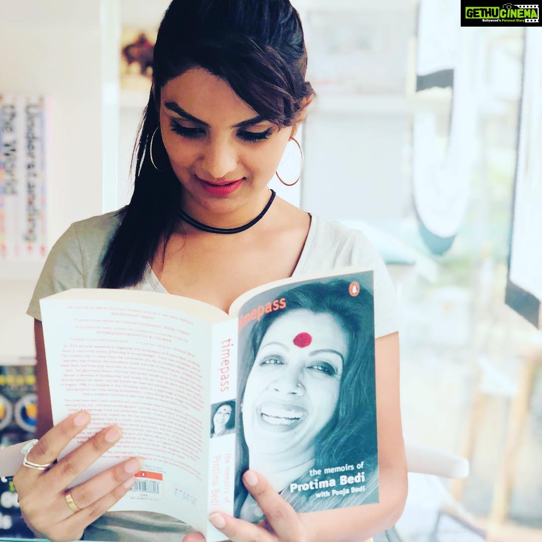 Anveshi Jain Instagram - #September Reads 1️⃣Timepass- "Timepass". It implies that we all are here in this world to do timepass in our own ways.True! 2️⃣ Why Men love Bitches- “ Men · Why are men so romantic in the beginning and why do they change? · Why do men take nice girls for granted? · Why does a man respect a woman when she stands up for herself? Full of advice, hilarious real-life relationship scenarios. 3️⃣ Indian Method in Acting- Rare book that’s only available in NSD . One of the best and easiest. 4️⃣The greatest work of KAHLIL GIBRAN- Omnibus 5️⃣Oscar Wilde - Dorian gray 6️⃣The Psychology of Love - my topic of interest. Practical guide for better lasting Relationships . Well Explained theories. 7️⃣IKIGAI - simplest book for non - readers to start with . Gives you clarity of life -Japanese theory 8️⃣The quickest and easiest way of effective speaking - Dale Carnegie - Always the best to improve skills. 9️⃣The Rosie project - funny ,still reading 🔟The art of war ! Granth Book Store