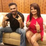 Anveshi Jain Instagram - With Anna aka @suniel.shetty For Mud skull Racing in karjat DM for Bookings Or mail me @jainanveshi@gmail.com #adventure #mudskull #racing #mudracing #mcanveshi #anveshijain #interviewer #celebrityhost #sunielshetty #bollywoodactor Radisson Blu Resort & Spa Karjat