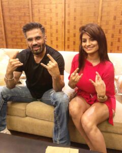 Anveshi Jain Instagram - With Anna aka @suniel.shetty For Mud skull Racing in karjat DM for Bookings Or mail me @jainanveshi@gmail.com #adventure #mudskull #racing #mudracing #mcanveshi #anveshijain #interviewer #celebrityhost #sunielshetty #bollywoodactor Radisson Blu Resort & Spa Karjat