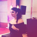 Anveshi Jain Instagram - Singing and Hosting for “JAPAN’S No.1 TELEVISION BRAND- SHARP! Its almost 10 o clock and i am still waiting to get on the stage so reading a 20 years old classic “Rich Dad Poor Dad “.. Might as well sharpen my finance skills . Btw i am MBA finance DROPOUT 🙈,after Engineering ,himmat nai hui meri .. hehe .. book shall help 😛#mcanveshi #anveshijain #host #electricalengineering #mba #🤣