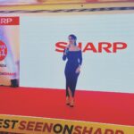 Anveshi Jain Instagram - Singing and Hosting for “JAPAN’S No.1 TELEVISION BRAND- SHARP! Its almost 10 o clock and i am still waiting to get on the stage so reading a 20 years old classic “Rich Dad Poor Dad “.. Might as well sharpen my finance skills . Btw i am MBA finance DROPOUT 🙈,after Engineering ,himmat nai hui meri .. hehe .. book shall help 😛#mcanveshi #anveshijain #host #electricalengineering #mba #🤣