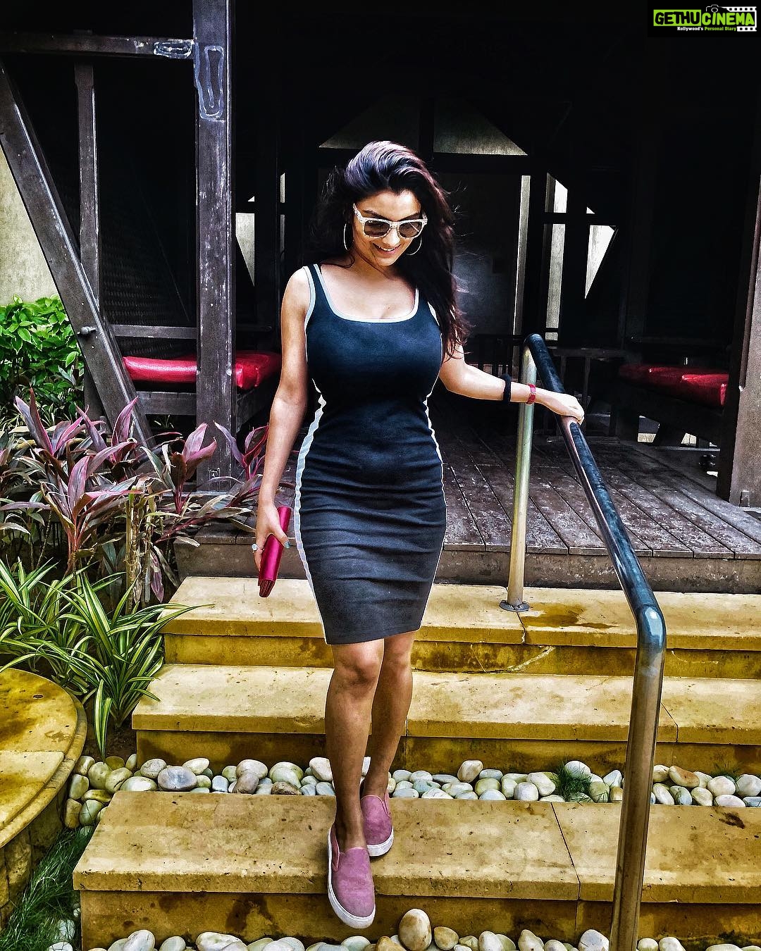 Anveshi Jain Instagram - I am a Woman who Lifts & Cooks. #bestversionofyou #transformation #waytokillit #sunday #motivation #doitforyourself #hourglass #perfectmoment #sundaybrunch #sundaydoneright JW Marriott Mumbai Juhu