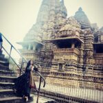 Anveshi Jain Instagram - मेहनत से उठा हूँ, मेहनत का दर्द जानता हूँ, आसमाँ से ज्यादा ज़मीं की कद्र जानता हूँ। लचीला पेड़ था जो झेल गया आँधियाँ, मैं मग़रूर दरख़्तों का हश्र जानता हूँ। छोटे से बड़ा बनना आसाँ नहीं होता, जिन्दगी में कितना ज़रुरी है सब्र जानता हूँ। मेहनत बढ़ी तो किस्मत भी बढ़ चली, छालों में छुपी लकीरों का असर जानता हूँ। कुछ पाया पर अपना कुछ नहीं माना, क्योंकि आख़िरी ठिकाना मेरा मिट्टी का घर जानता हूँ। The best thing I read today on my FACEBOOK wall ,needed a caption so copied from @nawazuddin._siddiqui . Lakshmi Temple, Khajuraho