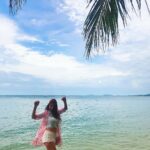 Anveshi Jain Instagram - “Very little is needed to make a happy life .” -Know the right place to look for it ! For more travel dreamy pictures follow my Instagram travel account @anveshi.jain #findyourself #travel #travelsolo #inspire #inspiretotravel #goplaylive #look for#peace #turquoiseoverdiamonds Kho Panghan