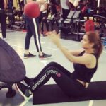 Anveshi Jain Instagram - Ball just make my abs work easy ! Did 100 in one go ,results are already visible . I am glad my fat works like easy girls - “Easy come ,Easy go 😛 #fitness#workout#lifestyle#functionaltraining#training hard #48fitness@superdry@nike@puma 48 Fitness