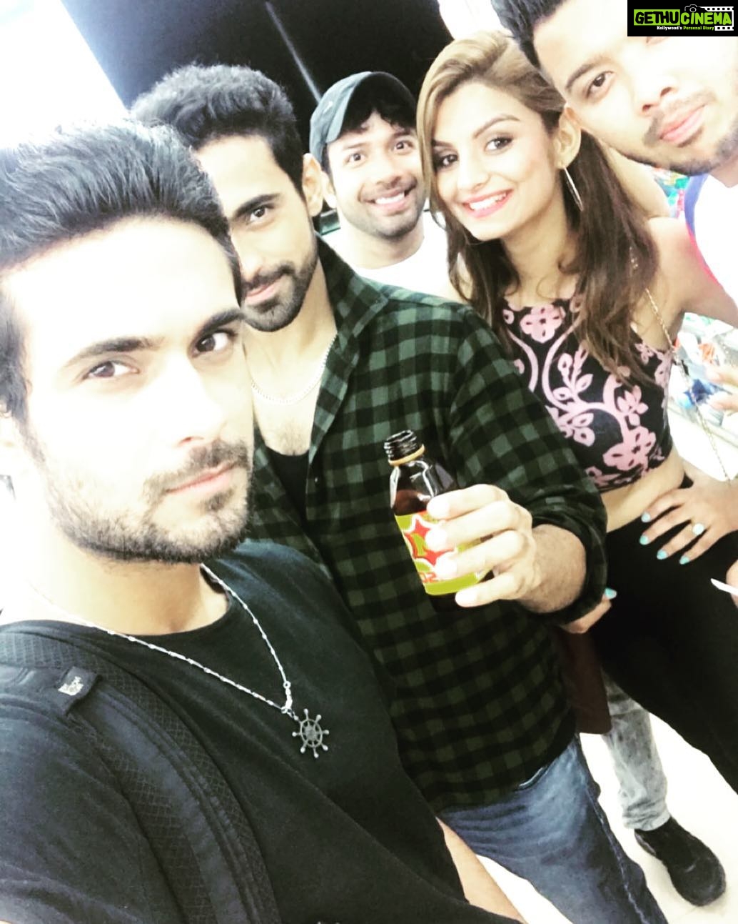 Anveshi Jain Instagram - Missing you guys .@sanampuri @venkysbass @keshavdhanraj @nadeem.azab @samarpuri @sanamstagram #sanamband #goodtimes #huahingang at our favourite hangout place Seven Eleven บ่อพลับ