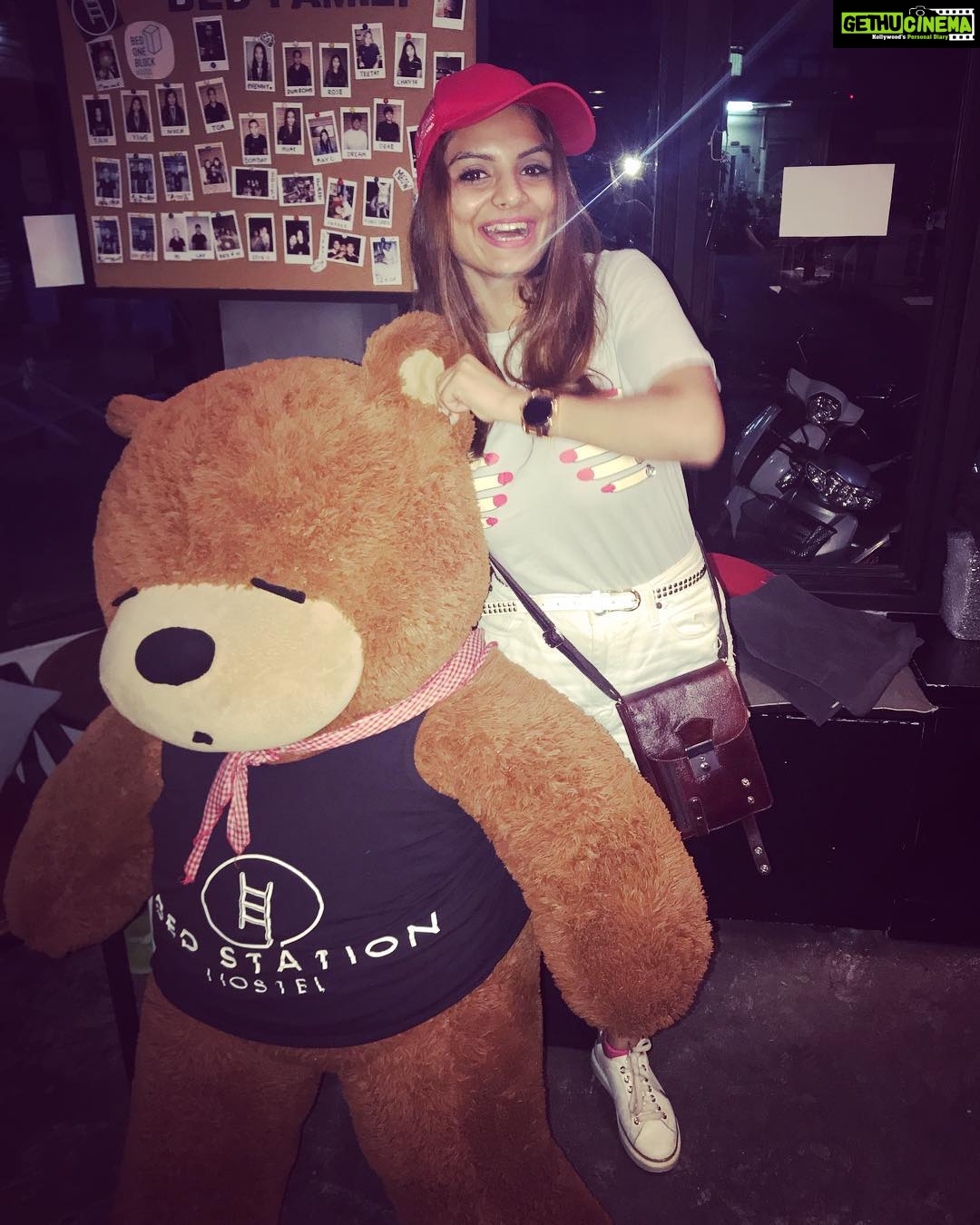 Anveshi Jain Instagram - He is too heavy to hold .. and look at that face.i arrived here after Hua - hin gig. After being in the best of properties back to fun places . Hello hostel! Bed Station Hostel