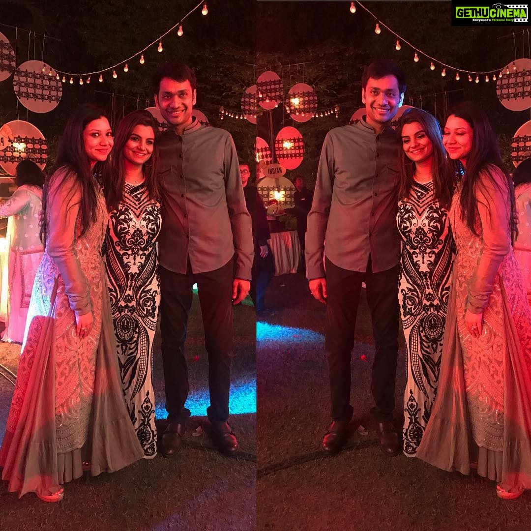 Anveshi Jain Instagram - Good lord !!! It happened again.3cameras ,eyes directing in different angles.Myanavar brand owner’s son getting married to lux owners daughter . (One good catch gone ladies:/) Udit is such a gentlemen and avani is cute . God ... hello ?? 🤗 #manyavar #lux.. chalo muje digital ad me hi lelo..😅auditions doesn’t work for me#wedding #sundowners #host #loveit #mc #anveshi #anveshijain #kolkata #westbengal #signingoff Alipur, West Bengal, India