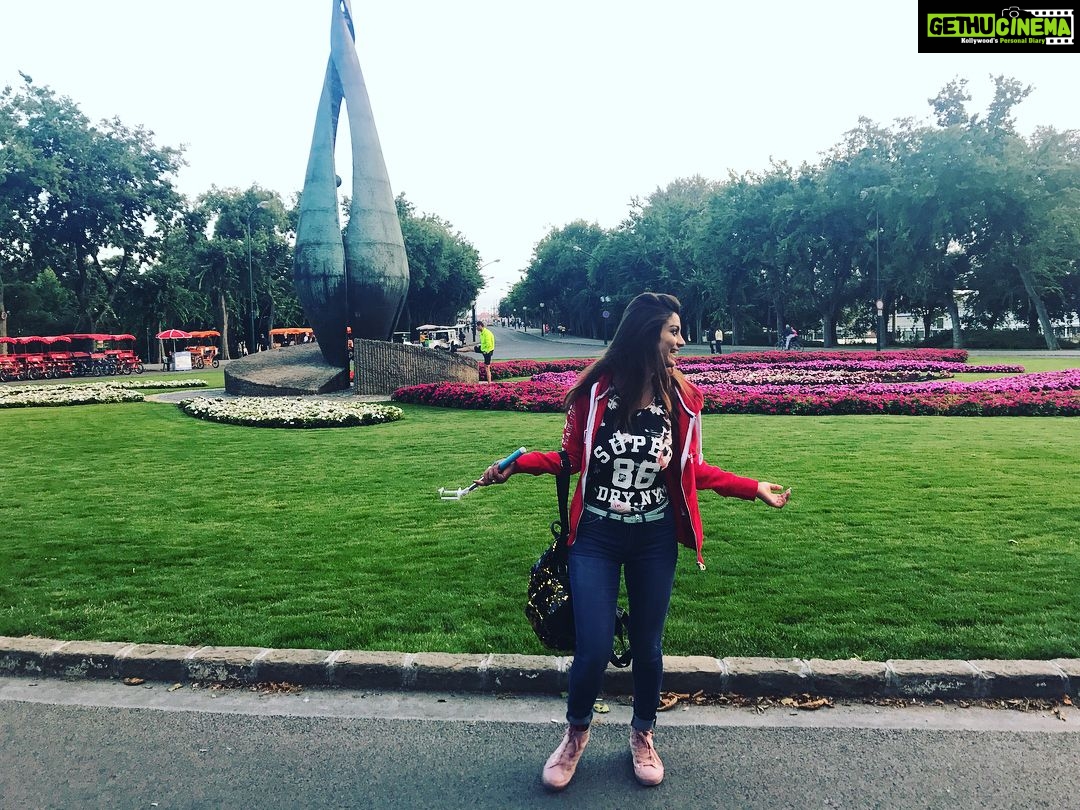 Anveshi Jain Instagram - Pictures where u dont know how ,what to pose anymore !!🌤😂 Margitszigeti Zenélő Szökőkút