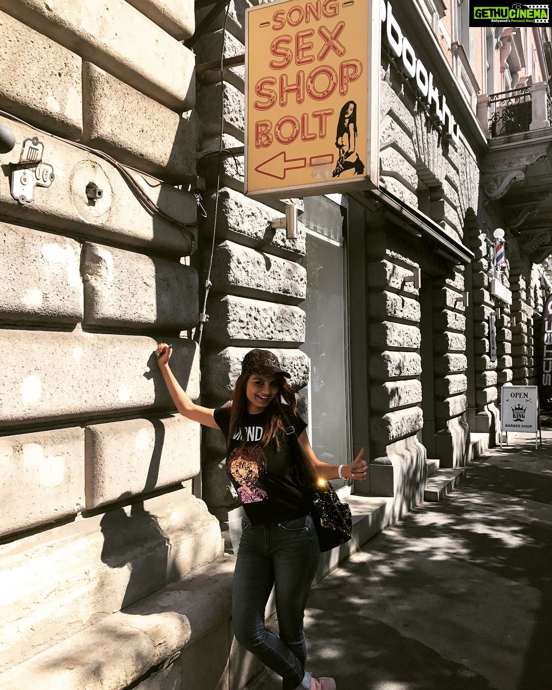 Anveshi Jain Instagram - I aint coming back soon !!🤷♀️this place is so nice , pretty affordable,fashionable streets,supaawesome food ,sexy infra and some shops that u dont find in ur country. 😆#budapest #hungary #hungary_gram #budapestvisuals #budapest_hungary Oktogon 1. Számú Házasságkötő Terem