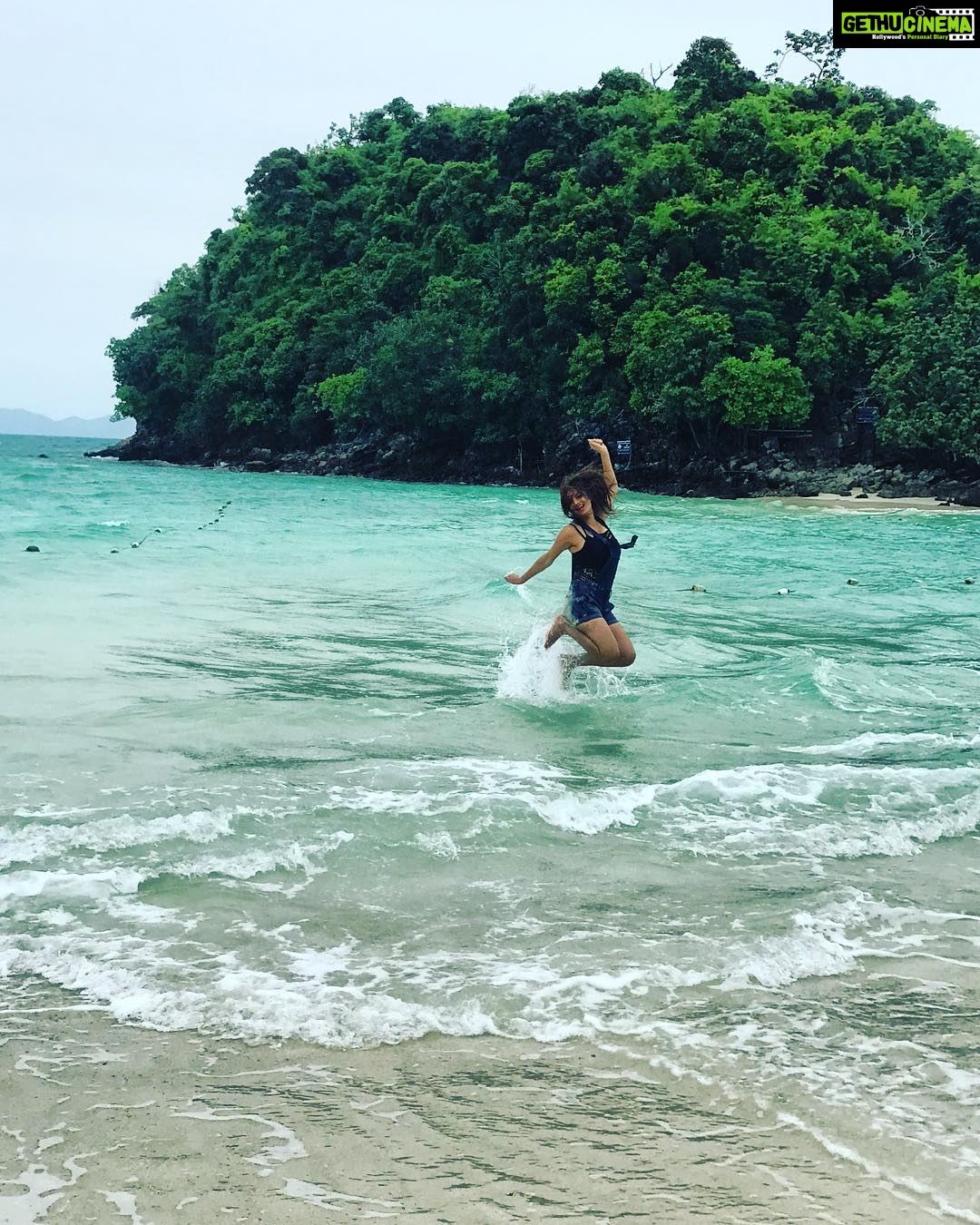 Anveshi Jain Instagram - To all the girls with their heads in the clouds.🌤and feet above the ground. #live #dontsurrender #high #life #solo #travel #fly #instagram #instagrammer #travelphotography #islandgirl #island #blue #turquoise #beach #beachparty @pranjal_kjain_new Ko Poda