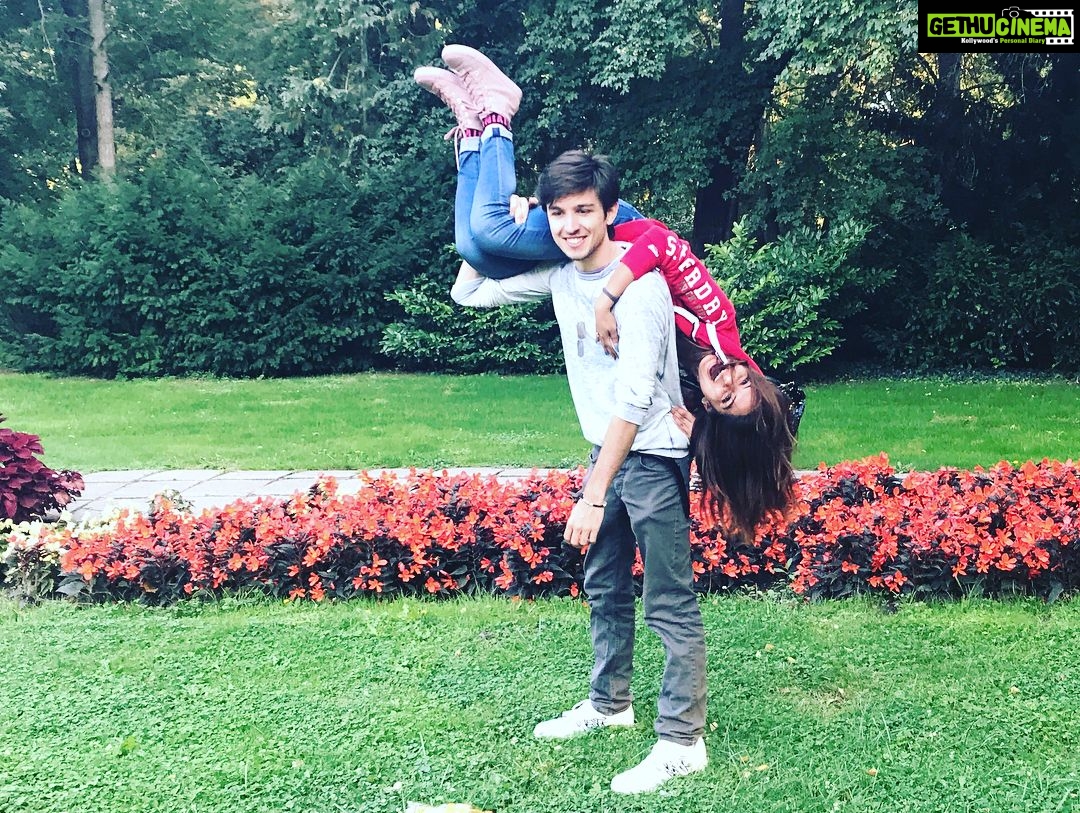 Anveshi Jain Instagram - Pictures where u dont know how ,what to pose anymore !!🌤😂 Margitszigeti Zenélő Szökőkút