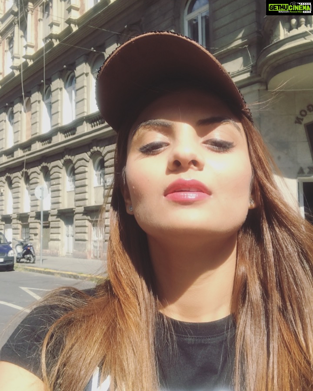 Anveshi Jain Instagram - I aint coming back soon !!🤷♀️this place is so nice , pretty affordable,fashionable streets,supaawesome food ,sexy infra and some shops that u dont find in ur country. 😆#budapest #hungary #hungary_gram #budapestvisuals #budapest_hungary Oktogon 1. Számú Házasságkötő Terem