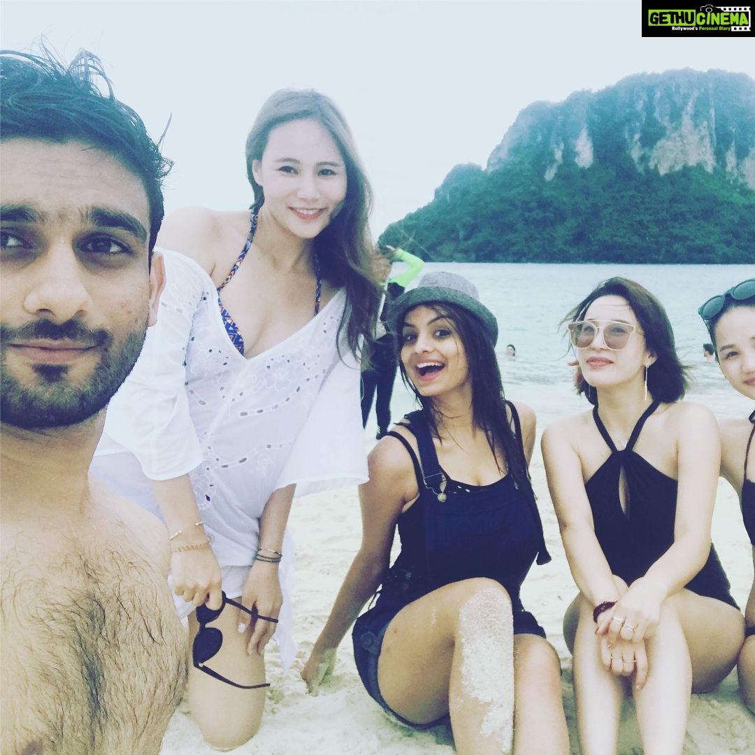 Anveshi Jain Instagram - One right person is all it takes to make all the difference.These pictures pretty well explain our bond .