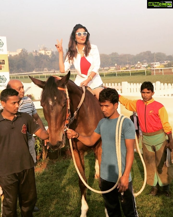 Anveshi Jain Instagram - When 6 people helped me to do this difficult task #horseriding #papparazi Mahalaxmi Racecourse