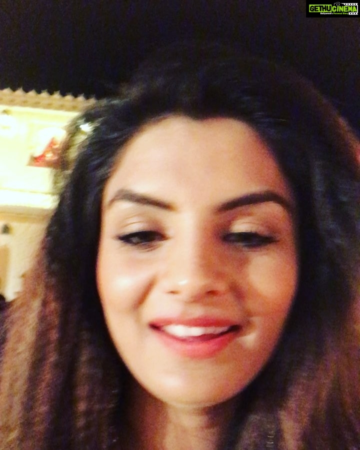 Anveshi Jain Instagram - What I do when away from mic 🎤 #singing #flute #background #lovethissong#oldisgood#ilookinnocent #thatmoment Jagmandir Island Palace, Udaipur