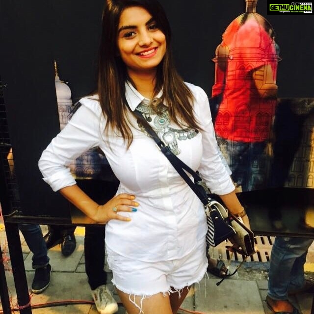 Anveshi Jain Instagram - Life is full of surprises,when you loose something you get better in reward. #newfoundfriends #brokenneckpiece#stillposing# Kala Ghoda Arts Festival