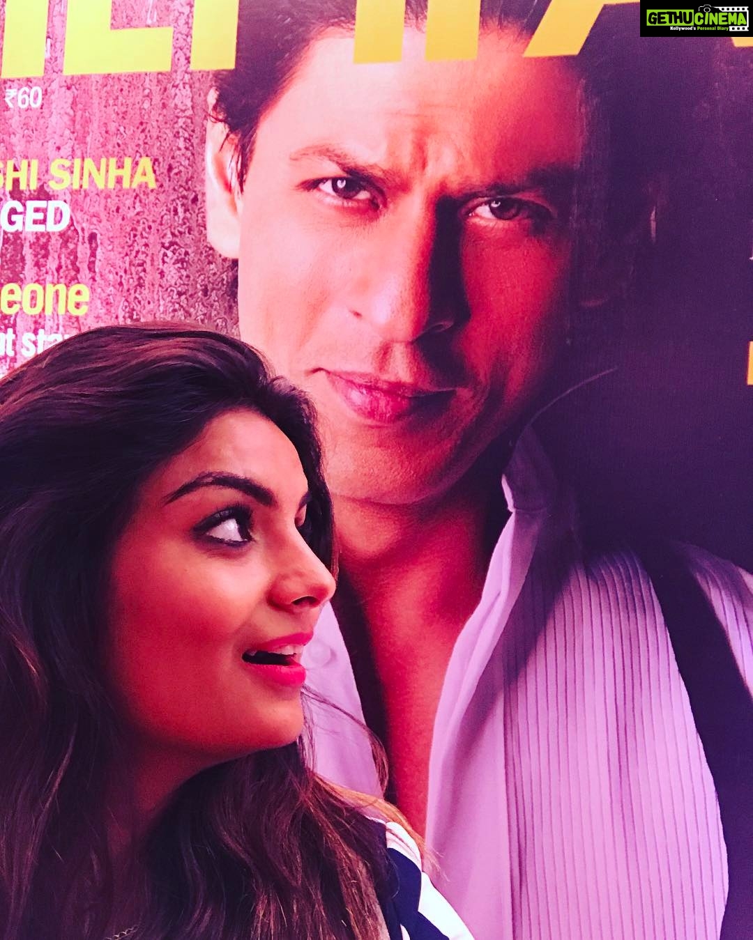 Anveshi Jain Instagram - You were so close yet so far ❤️#filmfareawards2017 #host#shahrukhkhan #karanjohar #kapilsharma and the whole Bollywood fraternity #much inspired #longwayround NSCI Mumbai