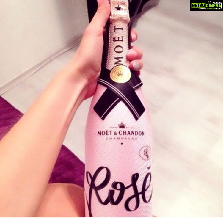 Anveshi Jain Instagram - #setfortheweekend #newyears #2017#celebrations#moetchandon #moet #love#rose #champengetoast #champengelifestyle